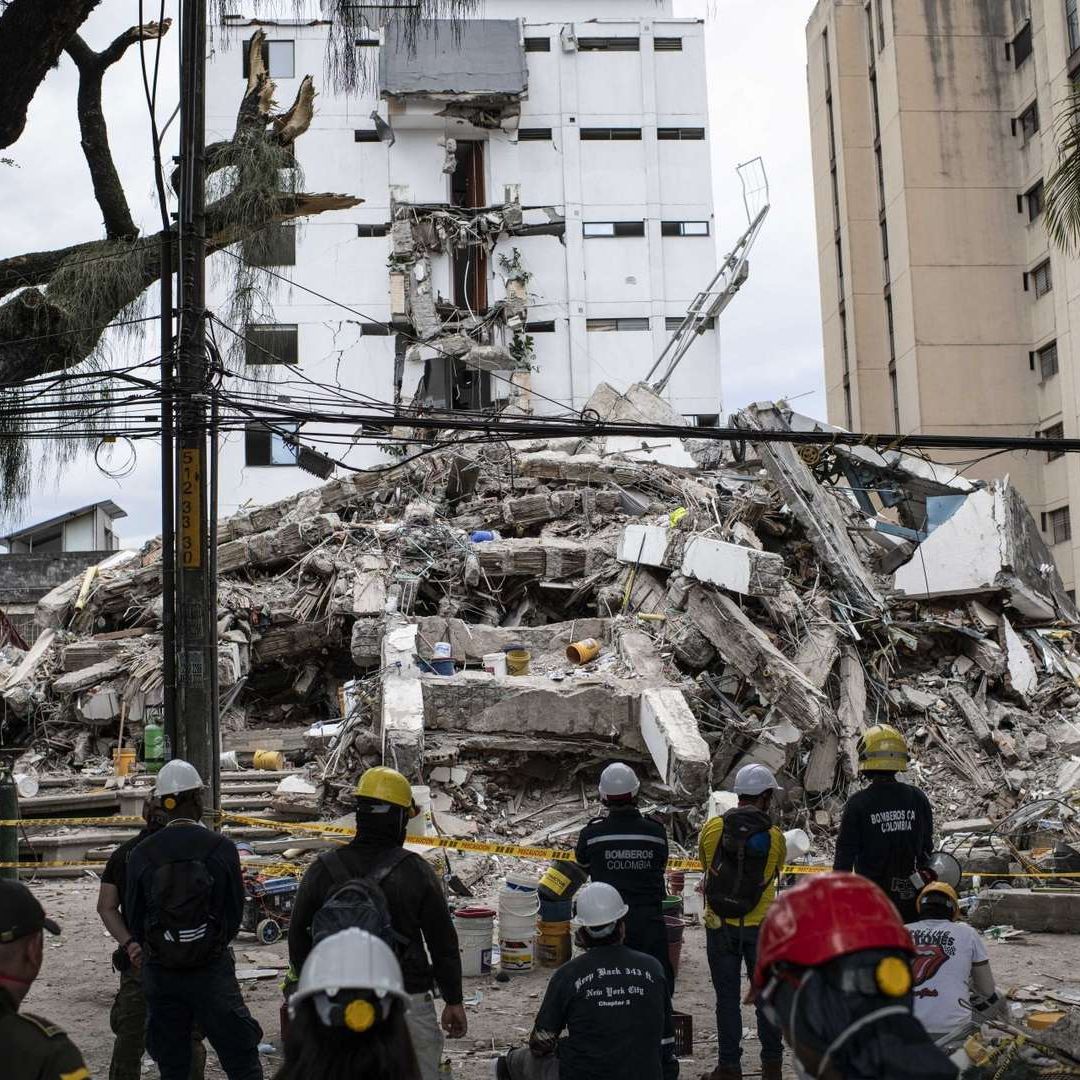 Voluntarios, bomberos de Cali y rescatistas de Topos de Tlatelolco trabajan entre los escombros de un edificio derrumbado al sur de la ciudad.